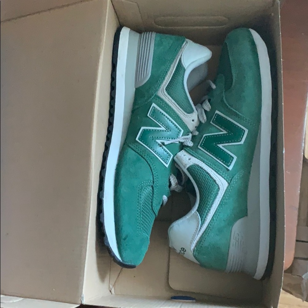 New Balance 574 | Green | Men’s 8.5 womens 10